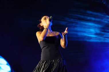 12-08-2025 İstanbul Türkiye: Melek Mosso Sahnede Canlı Gösteriyor