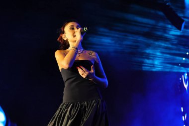 12-08-2025 İstanbul Türkiye: Melek Mosso Sahnede Canlı Gösteriyor