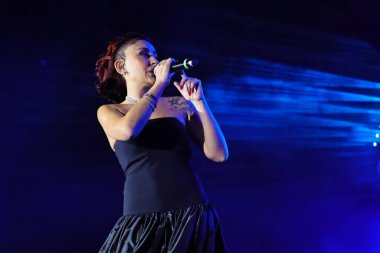 12-08-2025 İstanbul Türkiye: Melek Mosso Sahnede Canlı Gösteriyor