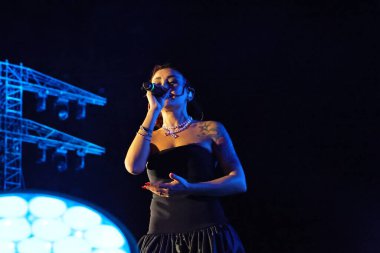 12-08-2025 İstanbul Türkiye: Melek Mosso Sahnede Canlı Gösteriyor