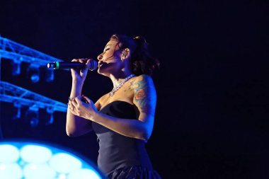 12-08-2025 İstanbul Türkiye: Melek Mosso Sahnede Canlı Gösteriyor