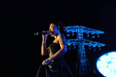 12-08-2025 İstanbul Türkiye: Melek Mosso Sahnede Canlı Gösteriyor