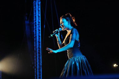 12-08-2025 İstanbul Türkiye: Melek Mosso Sahnede Canlı Gösteriyor