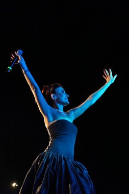 12-08-2025 İstanbul Türkiye: Melek Mosso Sahnede Canlı Gösteriyor