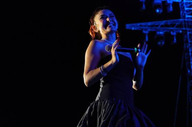 12-08-2025 İstanbul Türkiye: Melek Mosso Sahnede Canlı Gösteriyor