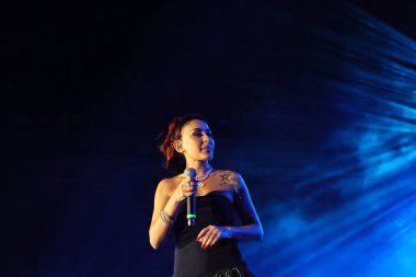 12-08-2025 İstanbul Türkiye: Melek Mosso Sahnede Canlı Gösteriyor