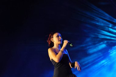 12-08-2025 İstanbul Türkiye: Melek Mosso Sahnede Canlı Gösteriyor