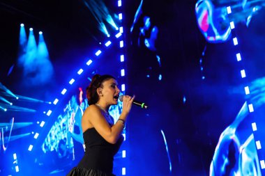 12-08-2025 İstanbul Türkiye: Melek Mosso Sahnede Canlı Gösteriyor