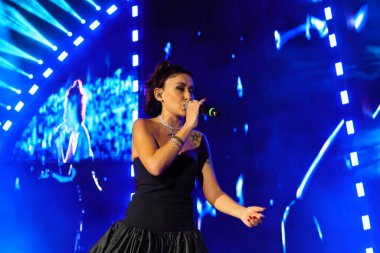 12-08-2025 İstanbul Türkiye: Melek Mosso Sahnede Canlı Gösteriyor