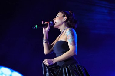 12-08-2025 İstanbul Türkiye: Melek Mosso Sahnede Canlı Gösteriyor