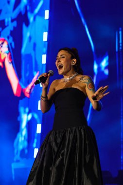 12-08-2025 İstanbul Türkiye: Melek Mosso Sahnede Canlı Gösteriyor