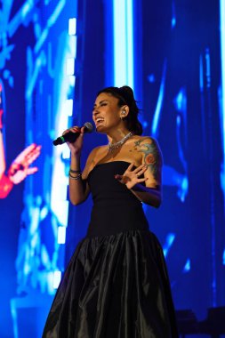 12-08-2025 İstanbul Türkiye: Melek Mosso Sahnede Canlı Gösteriyor