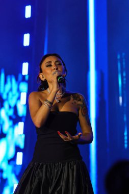 12-08-2025 İstanbul Türkiye: Melek Mosso Sahnede Canlı Gösteriyor