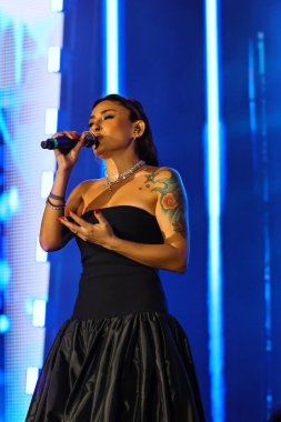 12-08-2025 İstanbul Türkiye: Melek Mosso Sahnede Canlı Gösteriyor