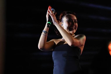 12-08-2025 İstanbul Türkiye: Melek Mosso Sahnede Canlı Gösteriyor