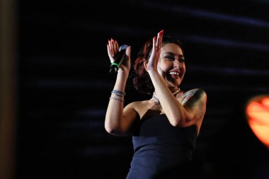 12-08-2025 İstanbul Türkiye: Melek Mosso Sahnede Canlı Gösteriyor