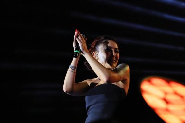 12-08-2025 İstanbul Türkiye: Melek Mosso Sahnede Canlı Gösteriyor