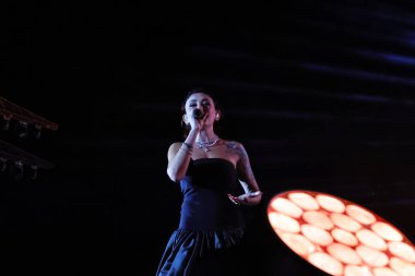 12-08-2025 İstanbul Türkiye: Melek Mosso Sahnede Canlı Gösteriyor