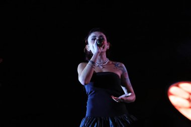 12-08-2025 İstanbul Türkiye: Melek Mosso Sahnede Canlı Gösteriyor