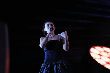 12-08-2025 İstanbul Türkiye: Melek Mosso Sahnede Canlı Gösteriyor