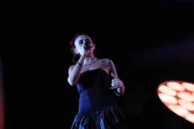 12-08-2025 İstanbul Türkiye: Melek Mosso Sahnede Canlı Gösteriyor