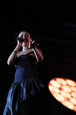 12-08-2025 İstanbul Türkiye: Melek Mosso Sahnede Canlı Gösteriyor