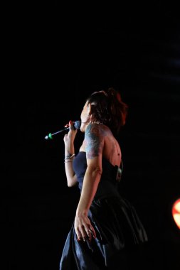 12-08-2025 İstanbul Türkiye: Melek Mosso Sahnede Canlı Gösteriyor