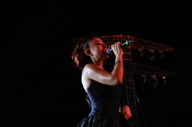 12-08-2025 İstanbul Türkiye: Melek Mosso Sahnede Canlı Gösteriyor