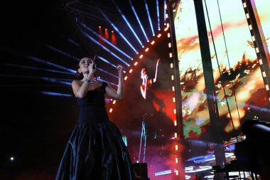 12-08-2025 İstanbul Türkiye: Melek Mosso Sahnede Canlı Gösteriyor