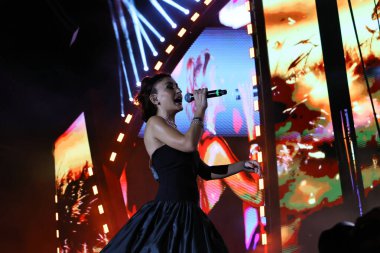 12-08-2025 İstanbul Türkiye: Melek Mosso Sahnede Canlı Gösteriyor