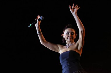 12-08-2025 İstanbul Türkiye: Melek Mosso Sahnede Canlı Gösteriyor