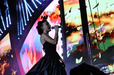 12-08-2025 İstanbul Türkiye: Melek Mosso Sahnede Canlı Gösteriyor