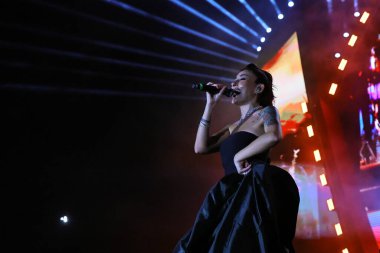 12-08-2025 İstanbul Türkiye: Melek Mosso Sahnede Canlı Gösteriyor