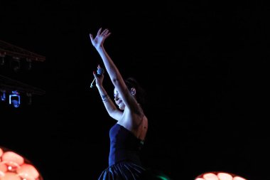 12-08-2025 İstanbul Türkiye: Melek Mosso Sahnede Canlı Gösteriyor