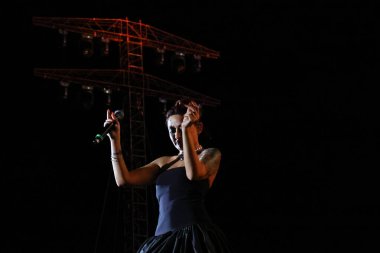 12-08-2025 İstanbul Türkiye: Melek Mosso Sahnede Canlı Gösteriyor