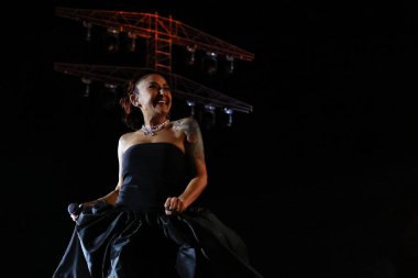 12-08-2025 İstanbul Türkiye: Melek Mosso Sahnede Canlı Gösteriyor