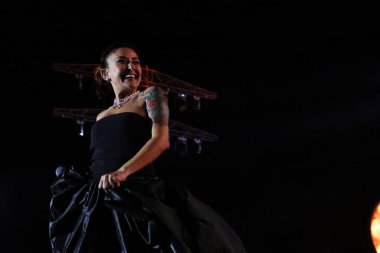 12-08-2025 İstanbul Türkiye: Melek Mosso Sahnede Canlı Gösteriyor