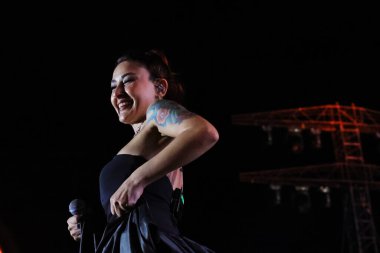 12-08-2025 İstanbul Türkiye: Melek Mosso Sahnede Canlı Gösteriyor