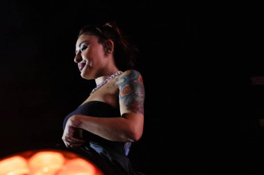 12-08-2025 İstanbul Türkiye: Melek Mosso Sahnede Canlı Gösteriyor