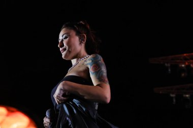 12-08-2025 İstanbul Türkiye: Melek Mosso Sahnede Canlı Gösteriyor