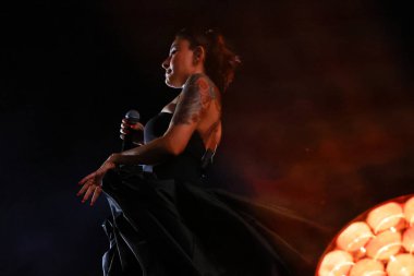 12-08-2025 İstanbul Türkiye: Melek Mosso Sahnede Canlı Gösteriyor