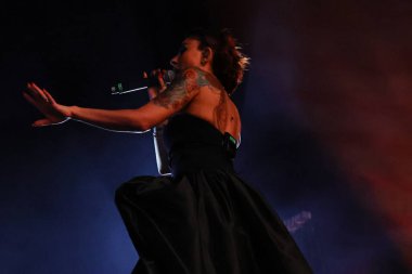 12-08-2025 İstanbul Türkiye: Melek Mosso Sahnede Canlı Gösteriyor