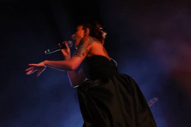 12-08-2025 İstanbul Türkiye: Melek Mosso Sahnede Canlı Gösteriyor