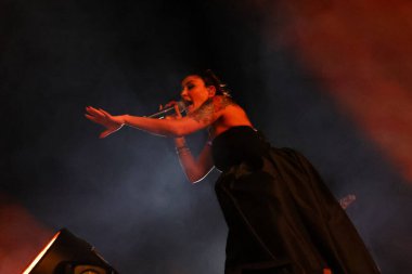 12-08-2025 İstanbul Türkiye: Melek Mosso Sahnede Canlı Gösteriyor