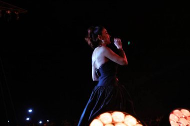 12-08-2025 İstanbul Türkiye: Melek Mosso Sahnede Canlı Gösteriyor