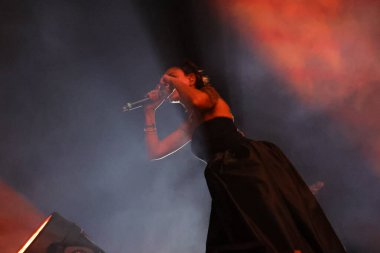 12-08-2025 İstanbul Türkiye: Melek Mosso Sahnede Canlı Gösteriyor