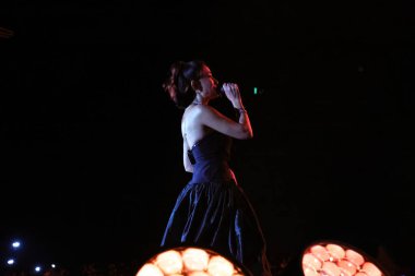 12-08-2025 İstanbul Türkiye: Melek Mosso Sahnede Canlı Gösteriyor