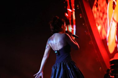 12-08-2025 İstanbul Türkiye: Melek Mosso Sahnede Canlı Gösteriyor