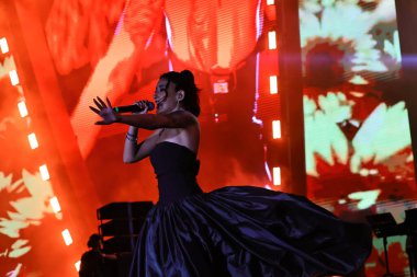 12-08-2025 İstanbul Türkiye: Melek Mosso Sahnede Canlı Gösteriyor