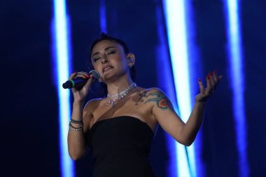 12-08-2025 İstanbul Türkiye: Melek Mosso Sahnede Canlı Gösteriyor